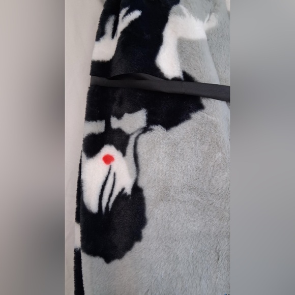 NEW Dancing Wednesday Addams Family Faux Rabbit Fur Fleece Blanket Halloween - Picture 3 of 6
